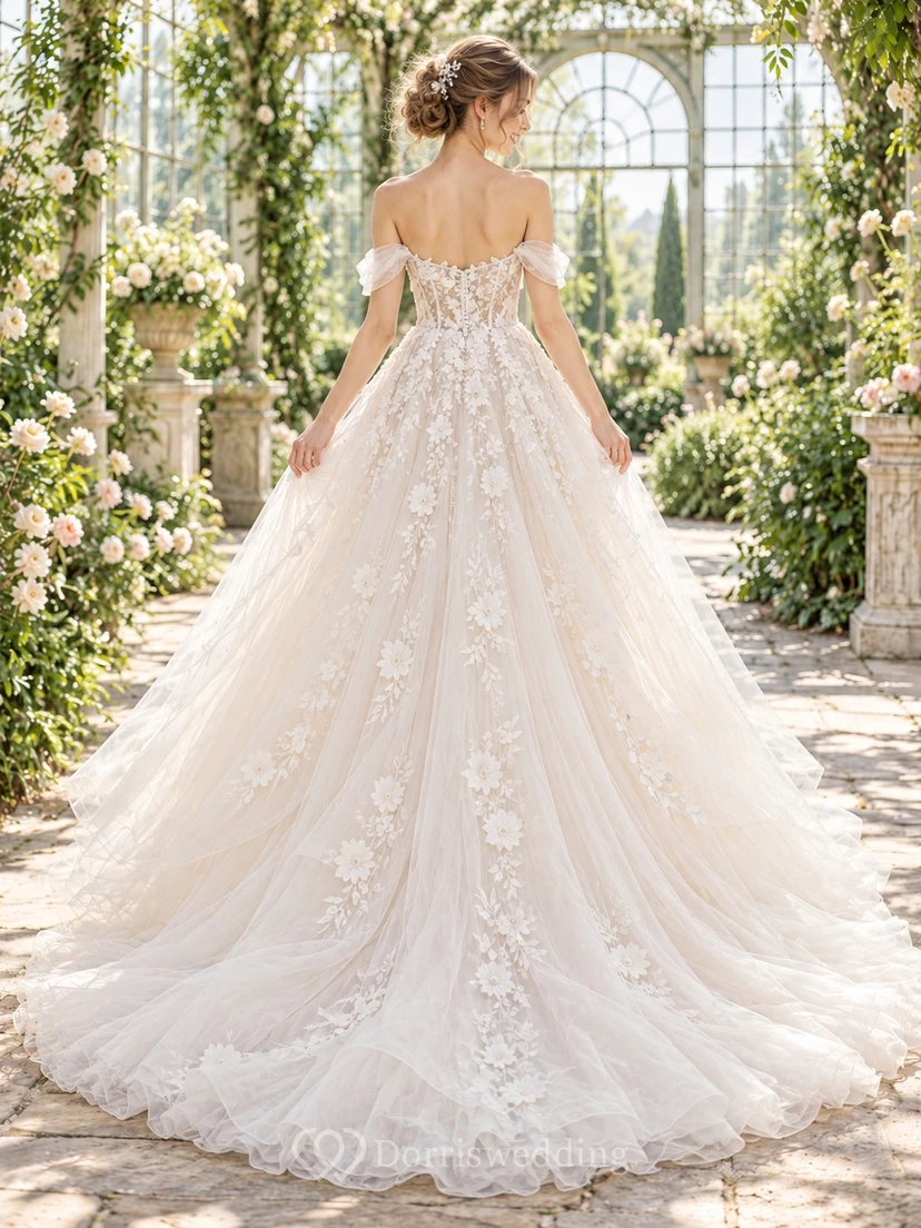 Robe de mariée bustier fleuri à épaules dénudées et traîne trapèze en tulle superposé, style corset à volants et bustier fleuri view 2