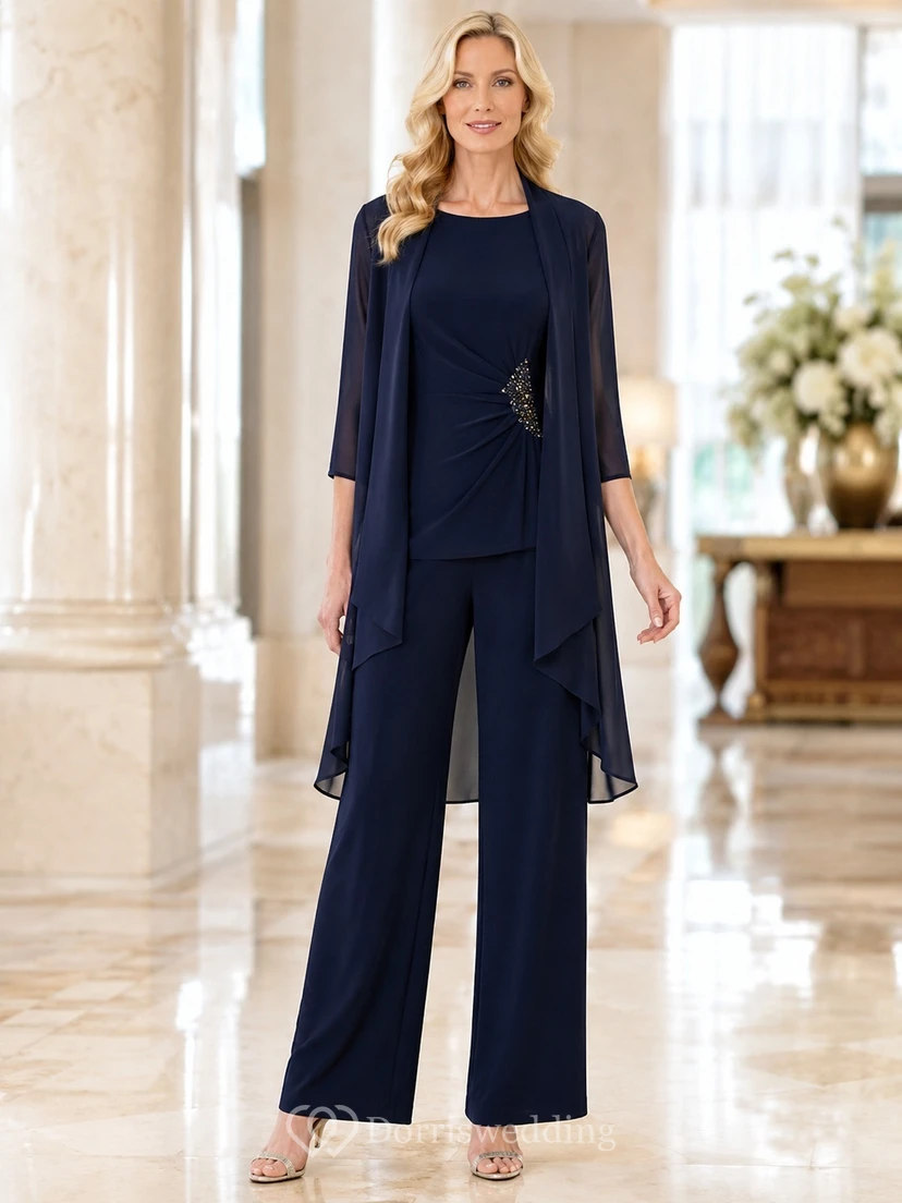 Traje formal de dos piezas azul marino elegante con mangas ilusión y capas para mujer alta.