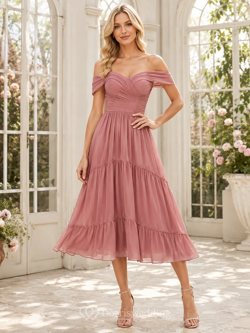 Robe romantique d'invitée rose poudré à volants en mousseline rose poudré, épaules dénudées, coupe trapèze, longueur thé