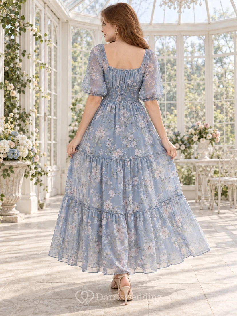 Vestido de invitada azul cielo con estampado floral, corte en A, escote cuadrado y mangas abullonadas, largo hasta la rodilla. view 2
