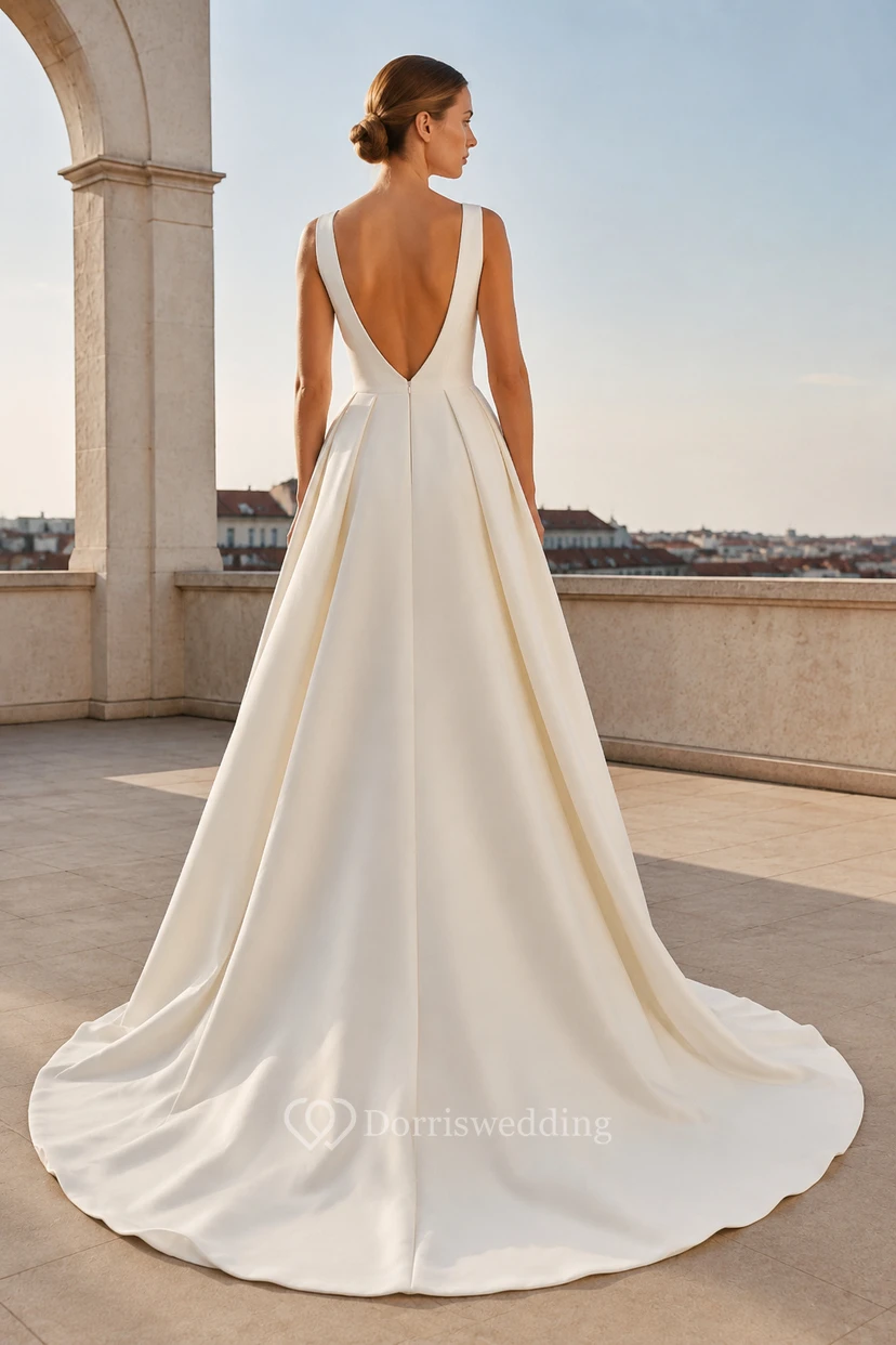 Robe de mariée ivoire en satin, coupe trapèze, col carré et dos nu en V. view 2