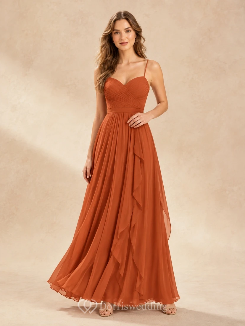 Robe de demoiselle d'honneur romantique en mousseline orange brûlé, coupe trapèze, style jardin.