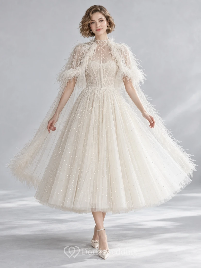 Vestido de novia de corte A de invierno con cuello alto, tul brillante y capa de plumas, largo hasta la rodilla.