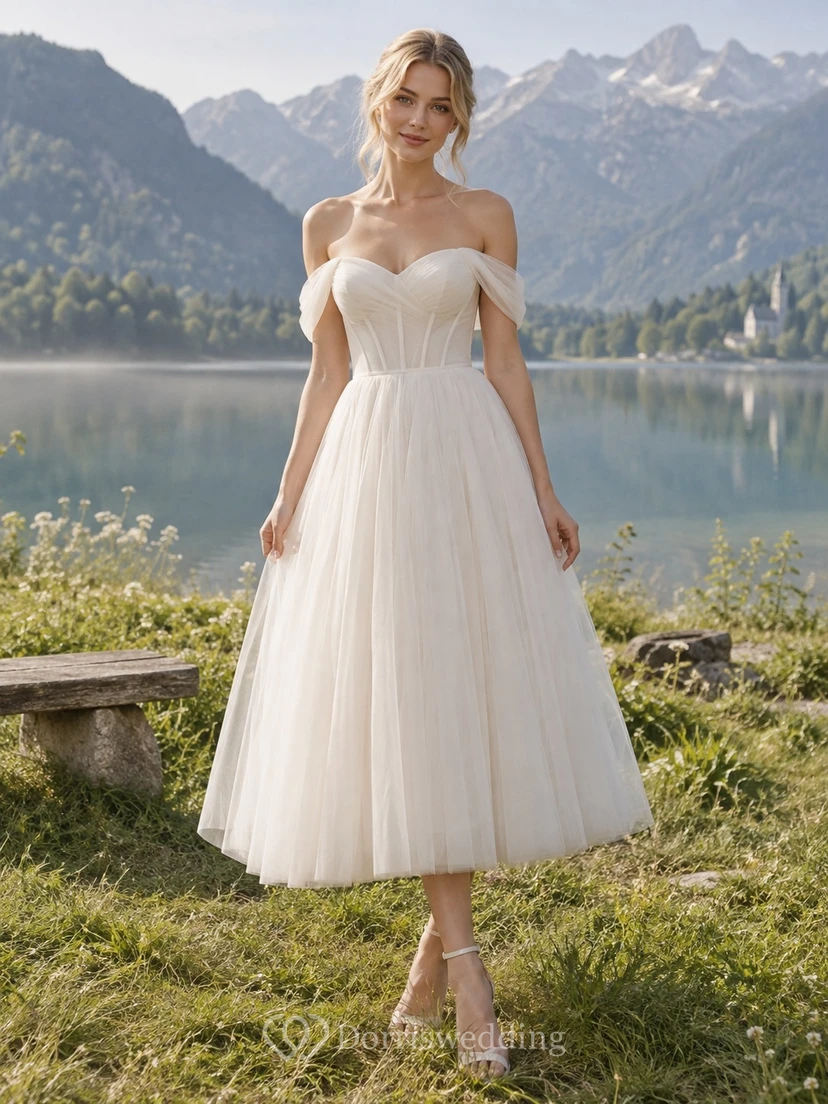 Vestido de novia de tul sin mangas, corte en A, largo hasta la rodilla y sin hombros descubiertos.