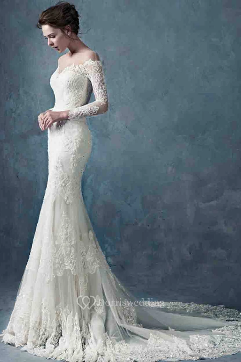 Robe longue en dentelle à épaules dénudées et manches longues