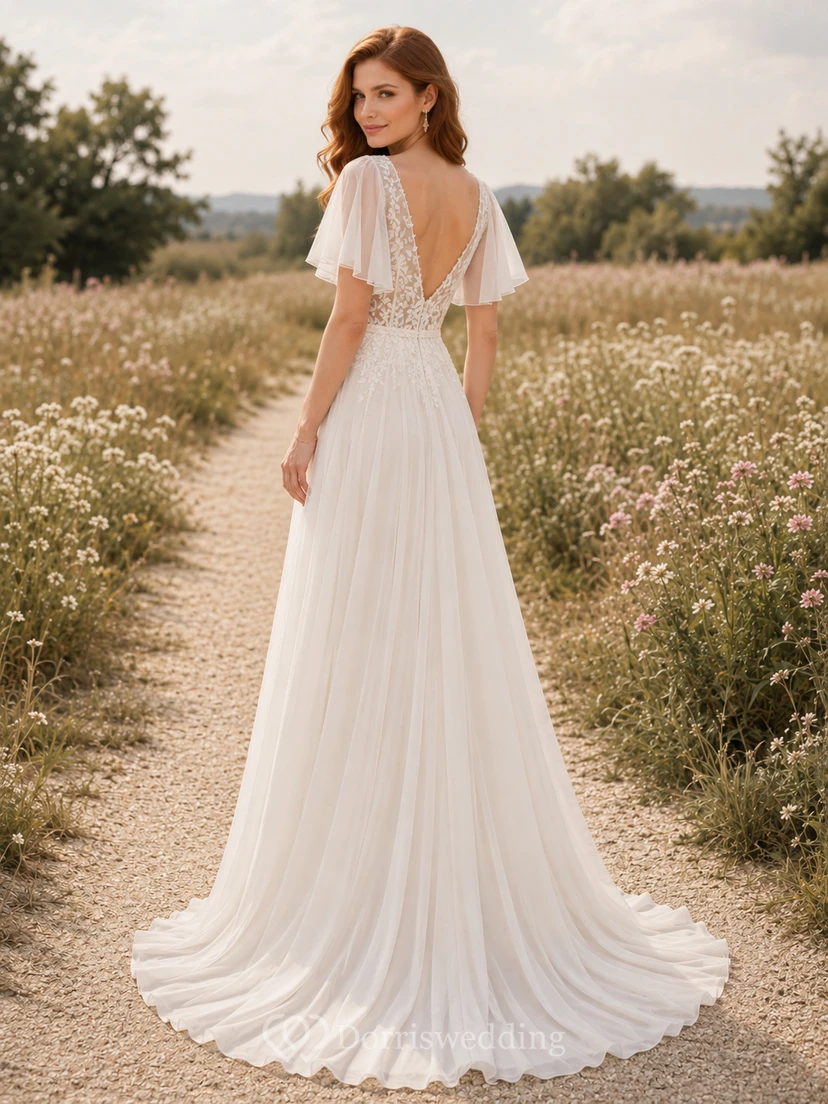 Robe de mariée en tulle, coupe trapèze, col en V, sans manches, traîne chapelle view 2
