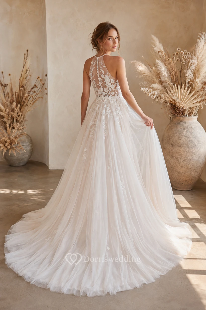 Robe de mariée trapèze en tulle avec corsage dos nu en dentelle et traîne chapelle view 2