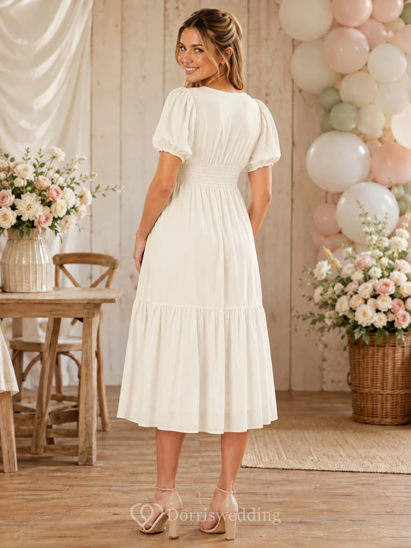 Robe de maternité empire en mousseline blanche à col V et manches bouffantes, idéale pour un thé. view 2