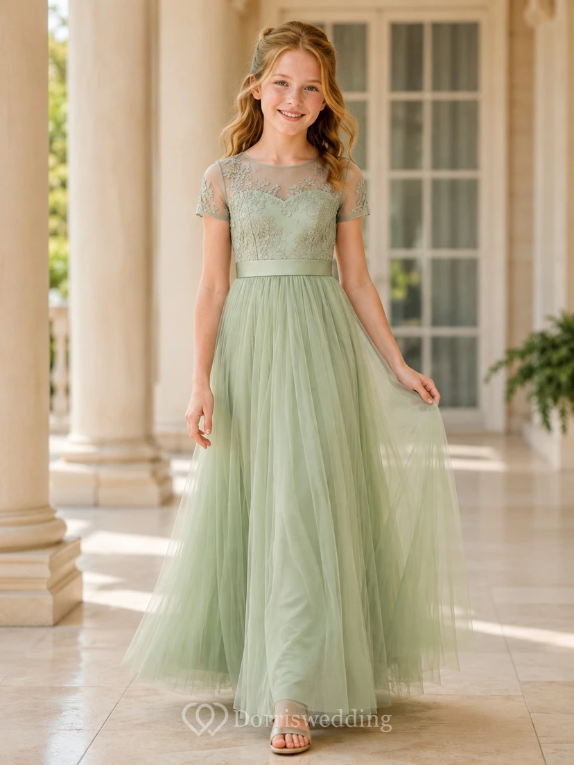 Vestido de dama de honor juvenil color pistacho, corte en A, estilo joya, manga corta, tul, volantes, romántico y formal.