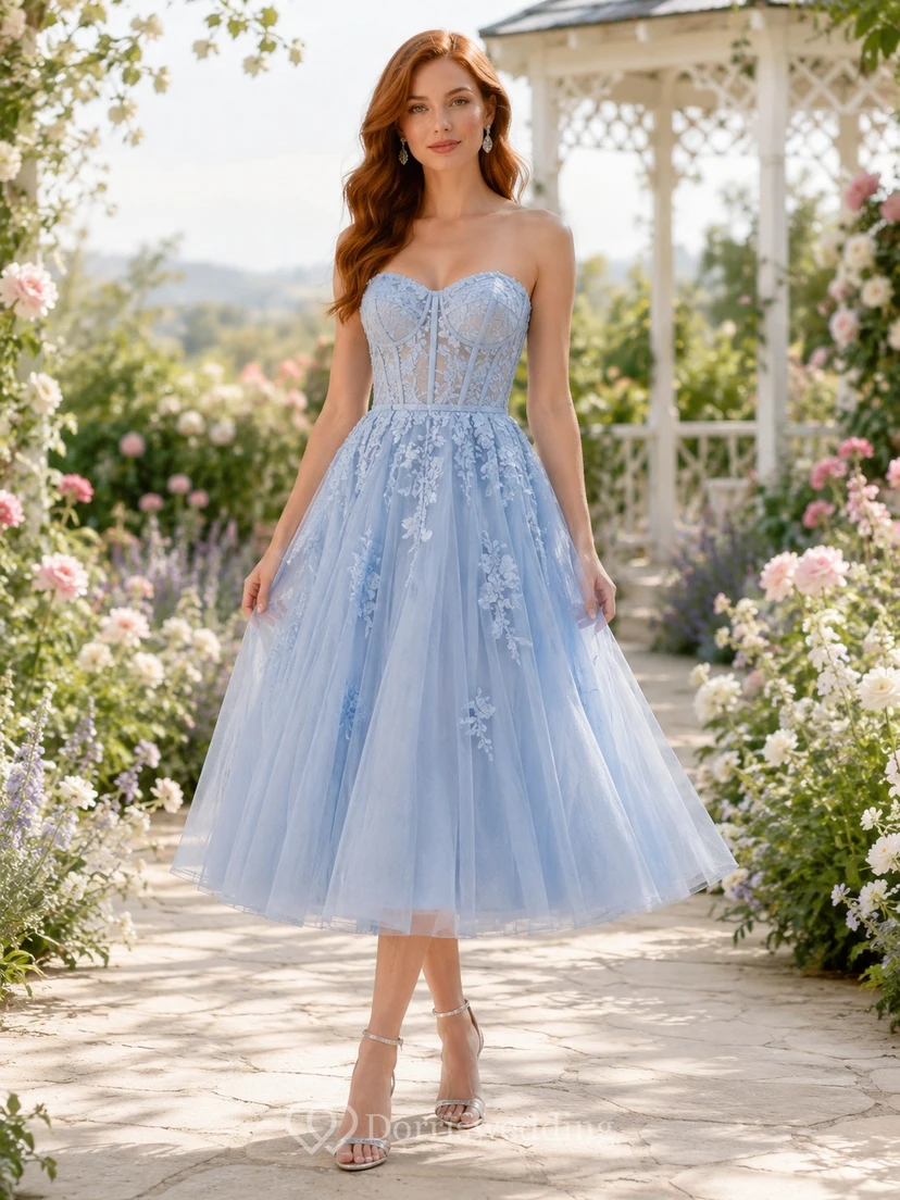 Himmelblaues, trägerloses Tüllkleid mit Herzausschnitt, A-Linie und floralen Applikationen in Teelänge