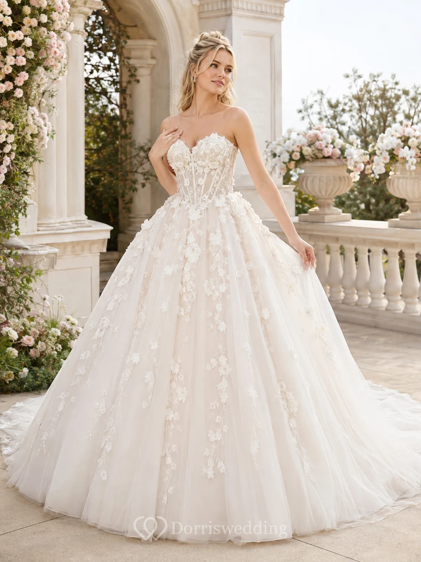 Robe de mariée bustier sans manches en tulle et dentelle, ornée d'appliques et de perles, dos nu, style princesse, longueur au sol, avec traîne chapelle.