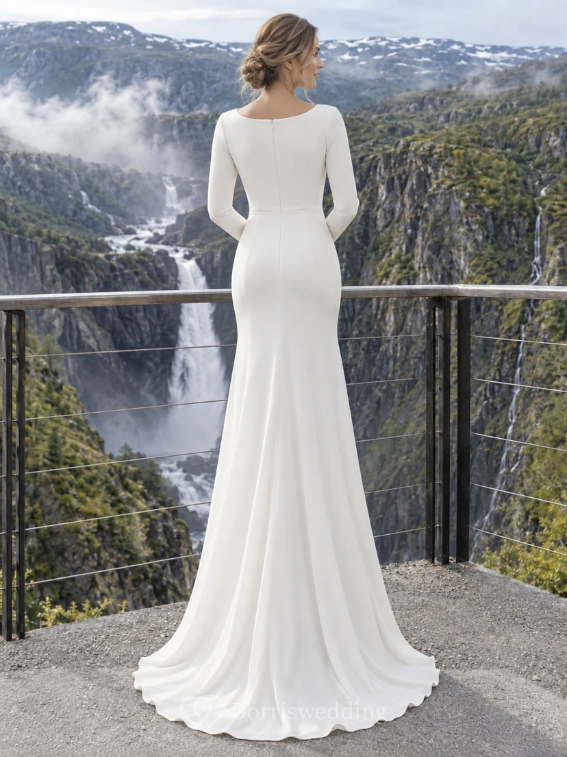 Vestido de novia de crepé de manga larga con escote barco discreto, espalda cubierta y cola. view 2