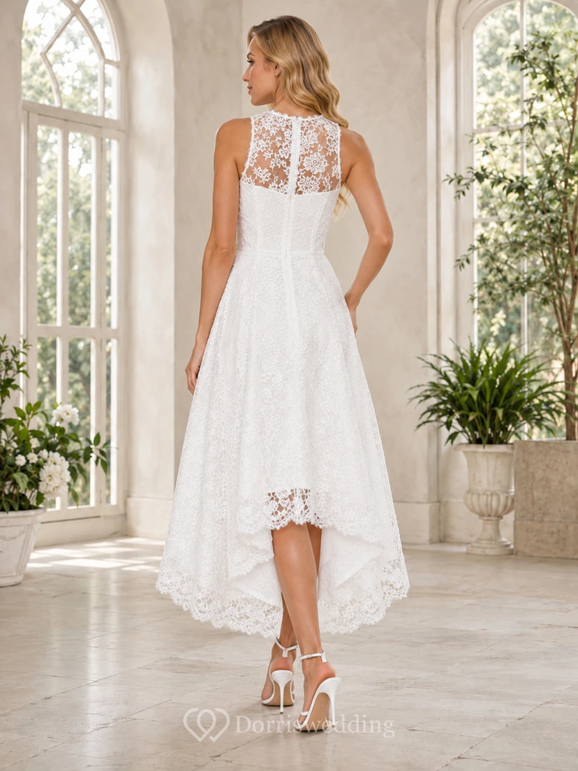Robe de mariée modeste en dentelle, coupe trapèze asymétrique, col montant, sans manches, effet cascade, décolleté plongeant. view 2