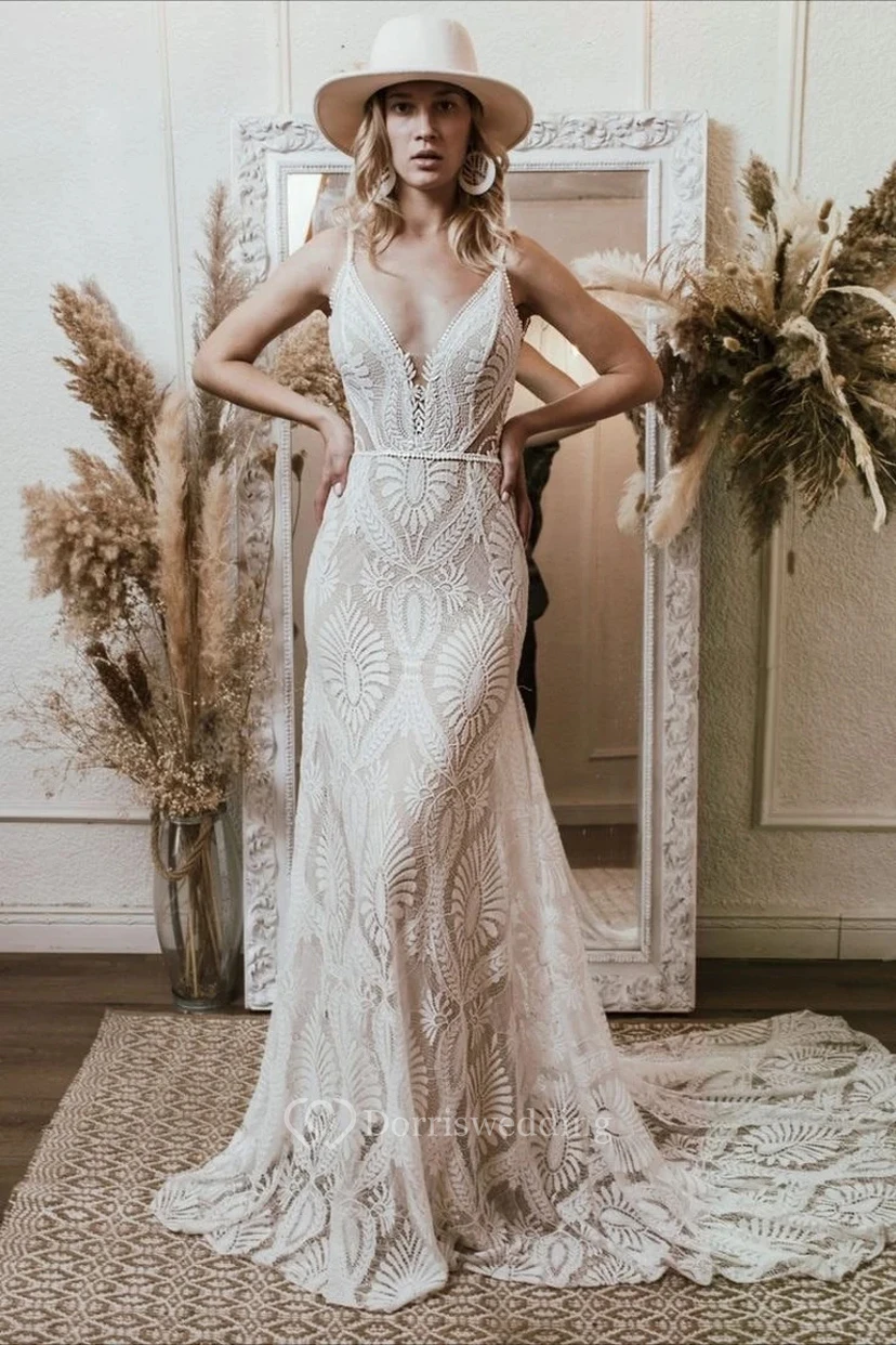 Robe de mariée fourreau bohème simple en dentelle, dos nu plongeant, style plage view 7