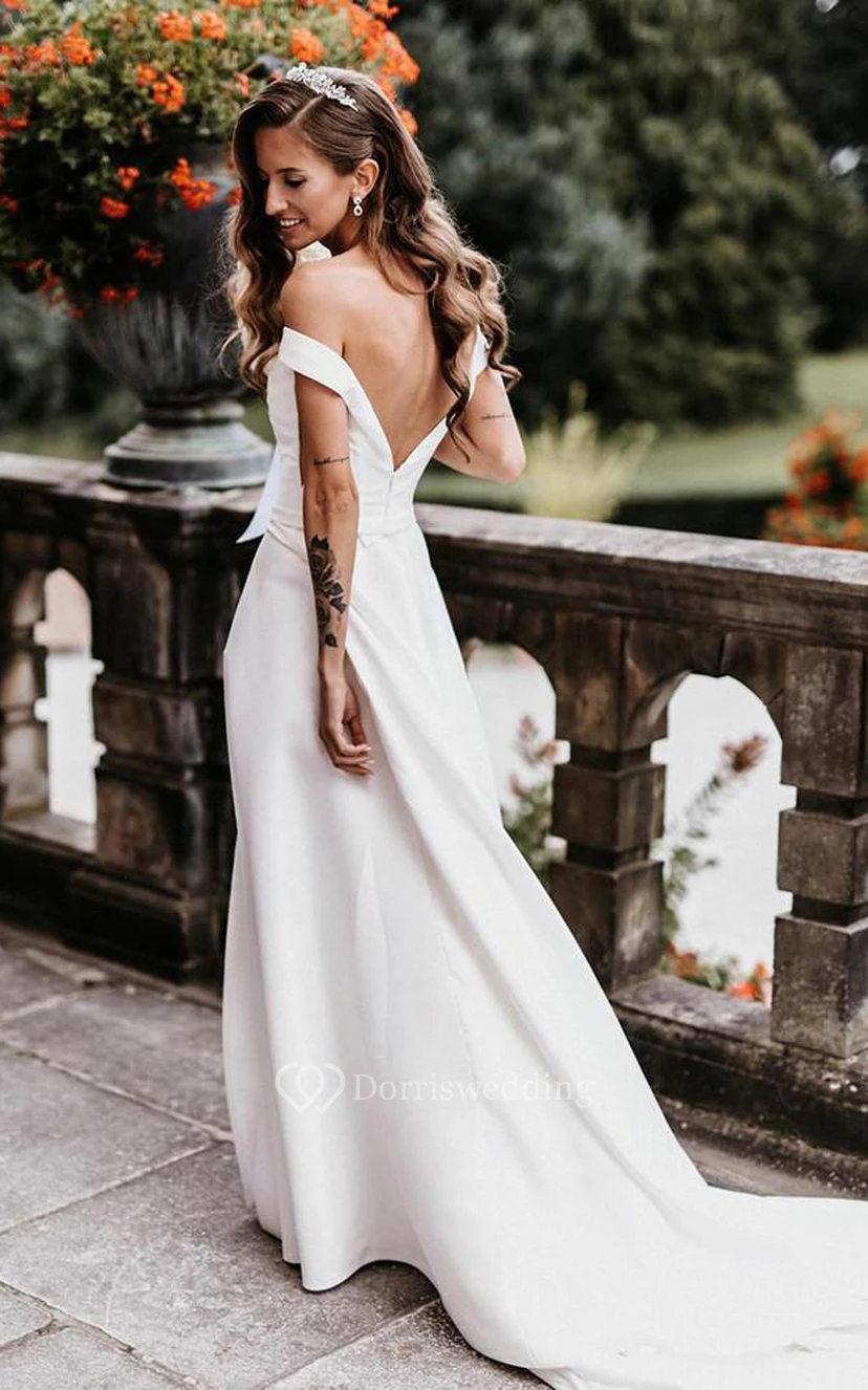 Modernes schulterfreies A-Linien-Brautkleid aus Satin in Bodenlänge mit Schlitz vorne view 3