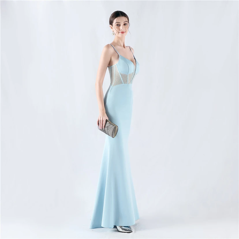 Gilet gainant en maille à motif diamant, robe de soirée sirène à bretelles fines et décolleté en V view 45