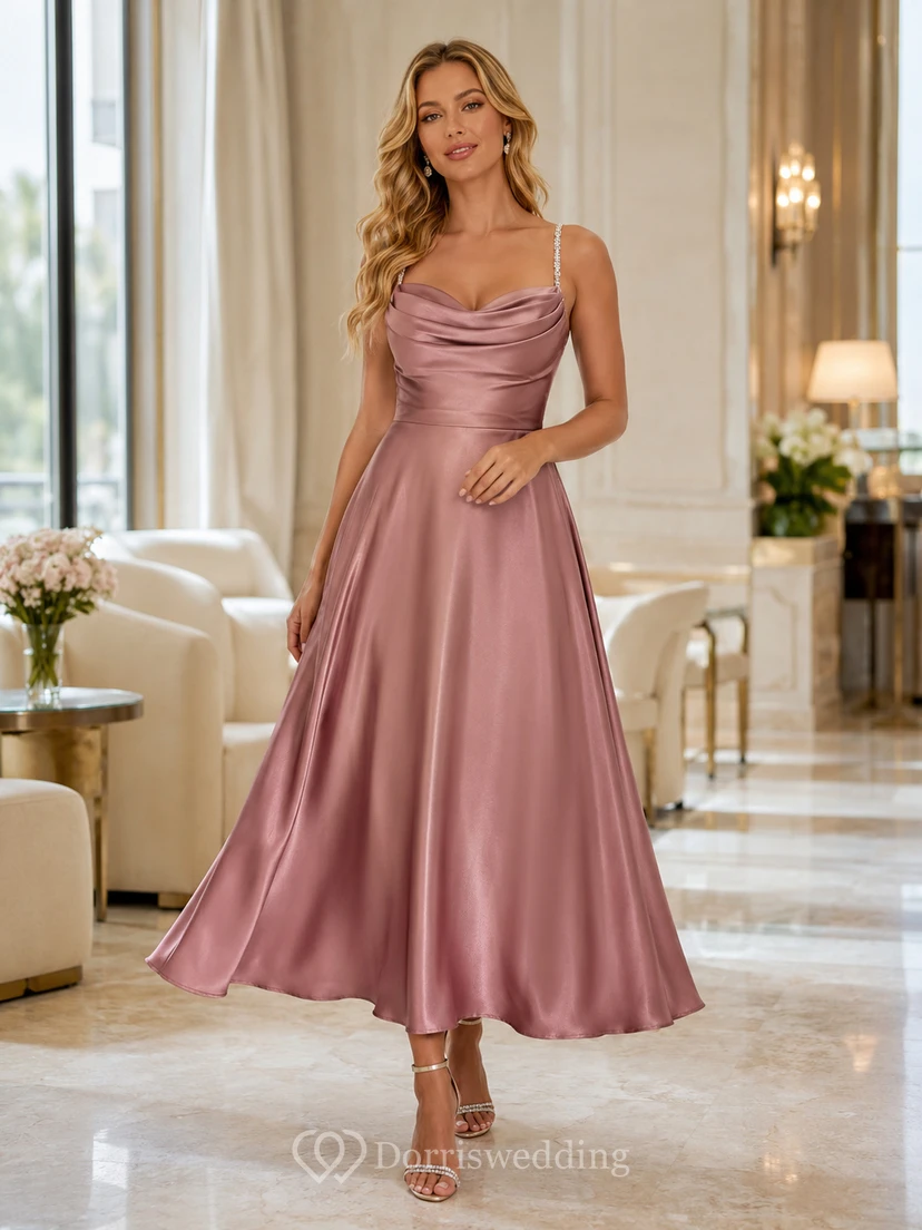 Vestido de satén rosa empolvado con tirantes finos de cristal