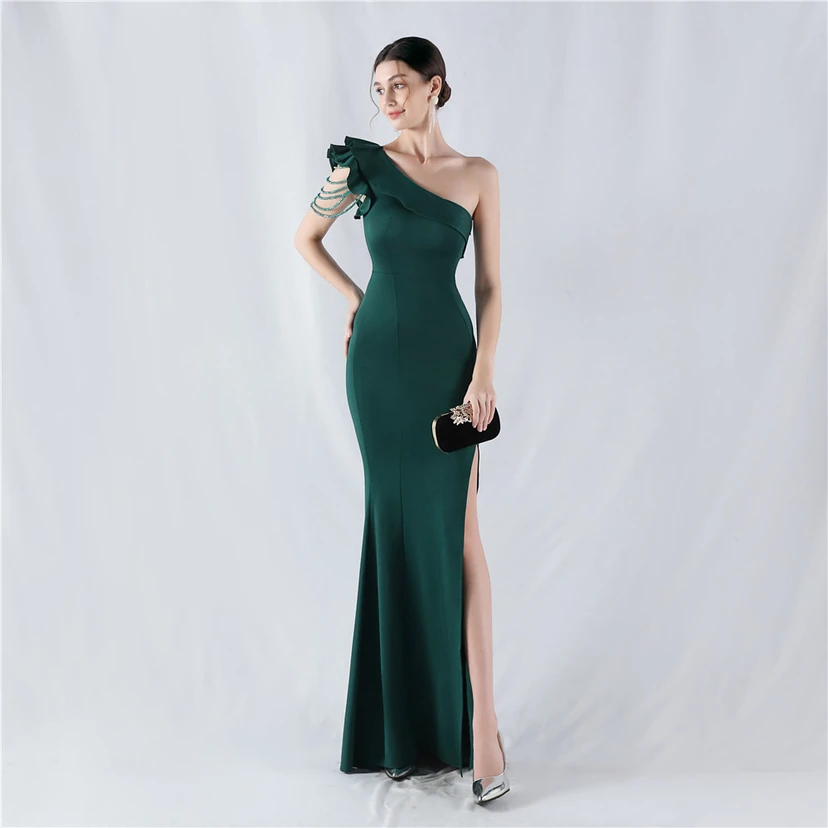 Vestido de noche asimétrico de satén con escote alto y cuello oblicuo, adornado con cuentas. view 77