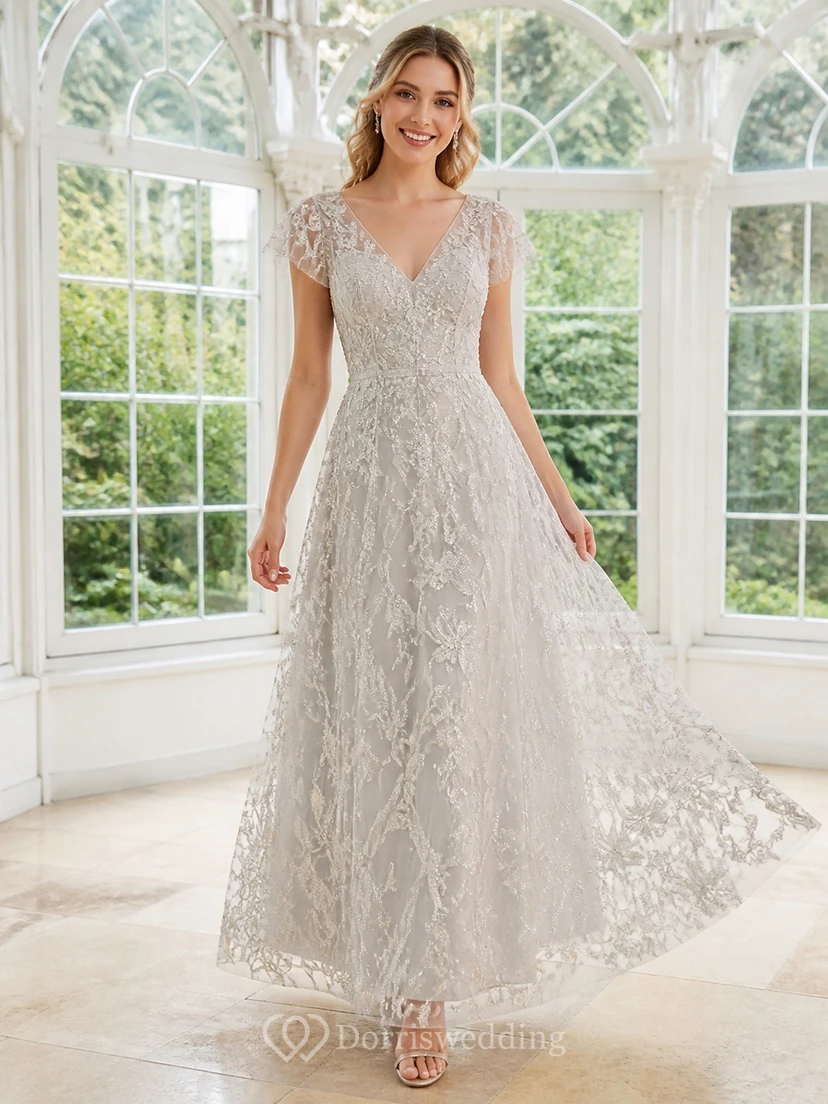 Vestido de novia romántico de corte A, escote en V, mangas cortas y encaje, largo hasta el suelo