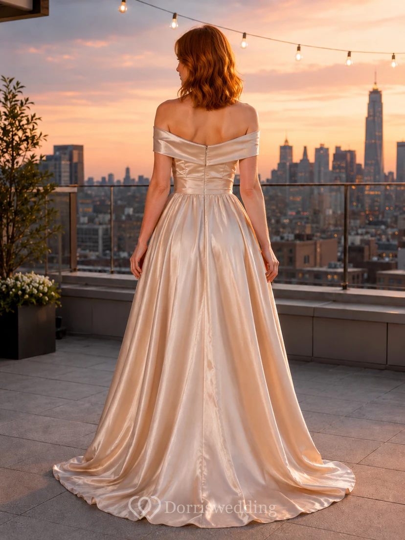 Vestido de novia de satén asimétrico con hombros descubiertos para una boda íntima al atardecer en una azotea view 2