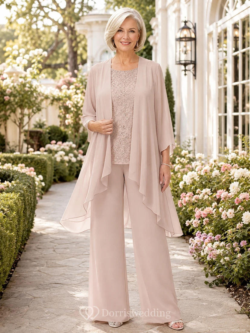 Romantischer, bodenlanger Chiffon-Hosenanzug in zartem Rosa mit weitem Bein, asymmetrischem Wasserfallkragen und floralem Spitzenoberteil mit Rundhalsausschnitt – perfekt für die Mutter der Braut.