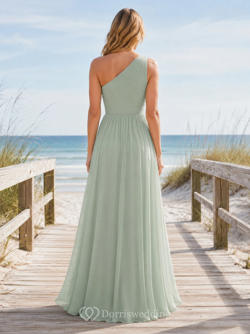 Brautjungfernkleid aus salbeigrünem Chiffon in A-Linie mit ärmellosem One-Shoulder-Oberteil, bodenlangem Rock mit Schlitz und tiefem V-Ausschnitt am Rücken. view 2