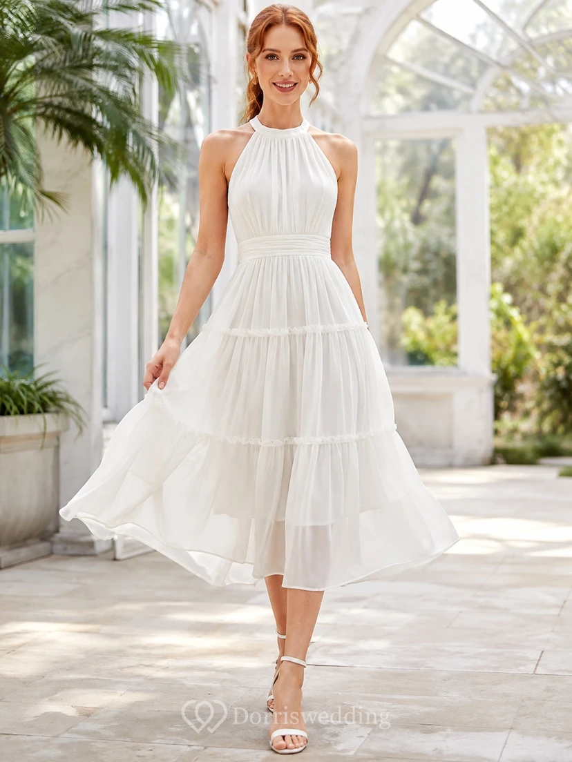 Weißes, hochgeschlossenes, ärmelloses Chiffon-Gästekleid in A-Linie, Teelänge und Stufenrock