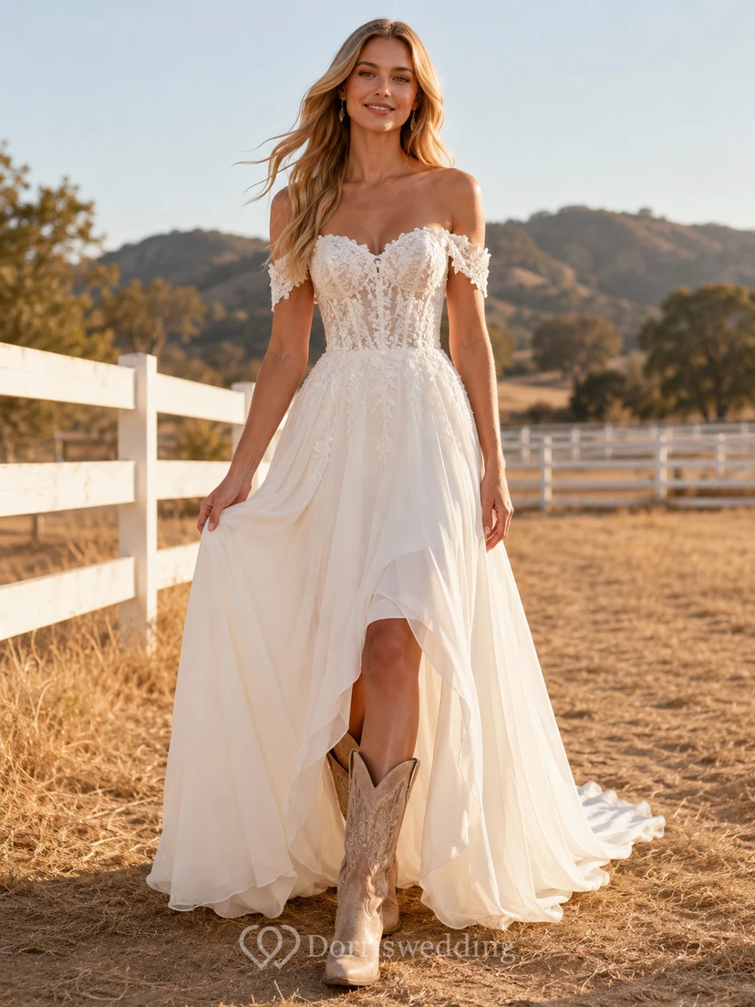 Robe de mariée de maternité à manches longues entièrement en dentelle, coupe trapèze, style jardin, avec traîne courte.