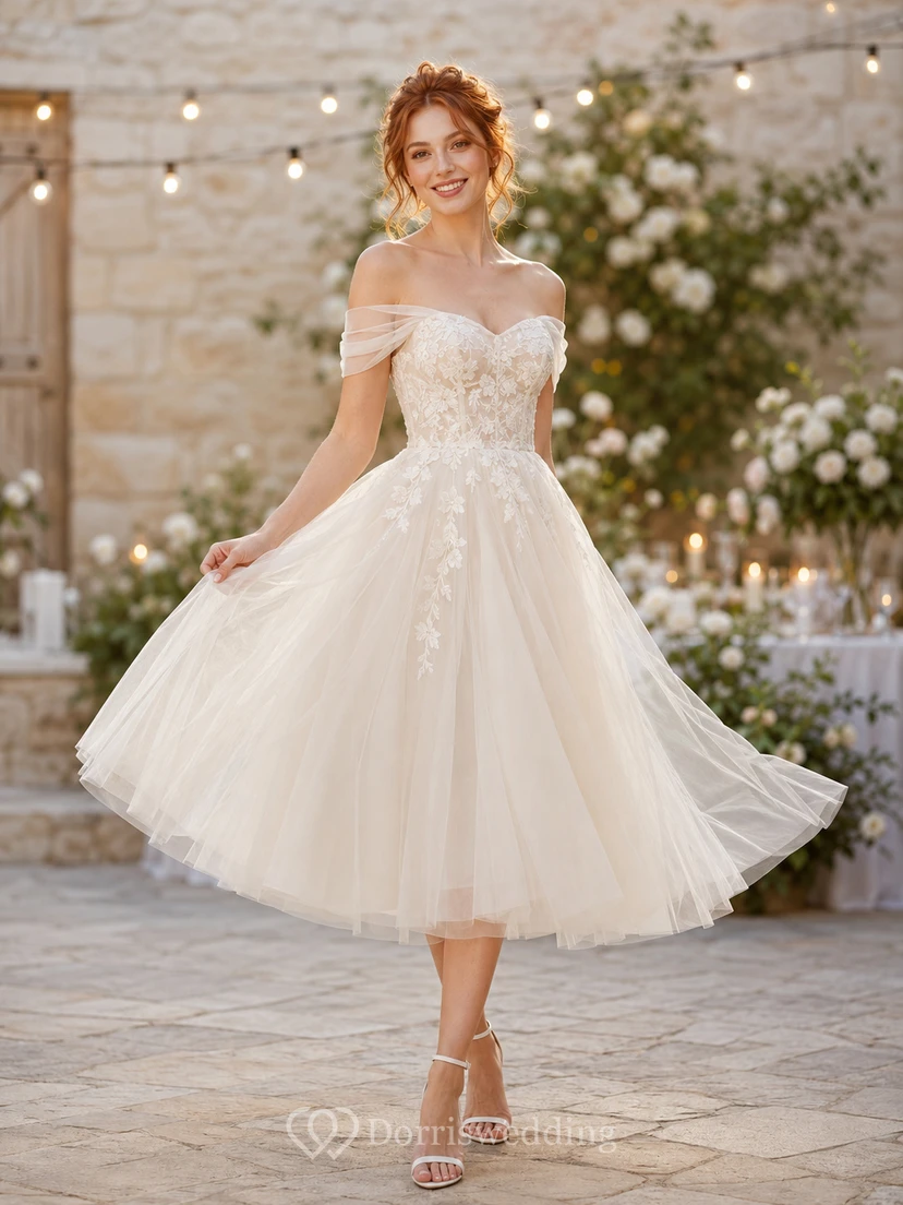 Vestido de recepción romántico de tul y encaje con hombros descubiertos, largo hasta la rodilla, para boda en jardín.