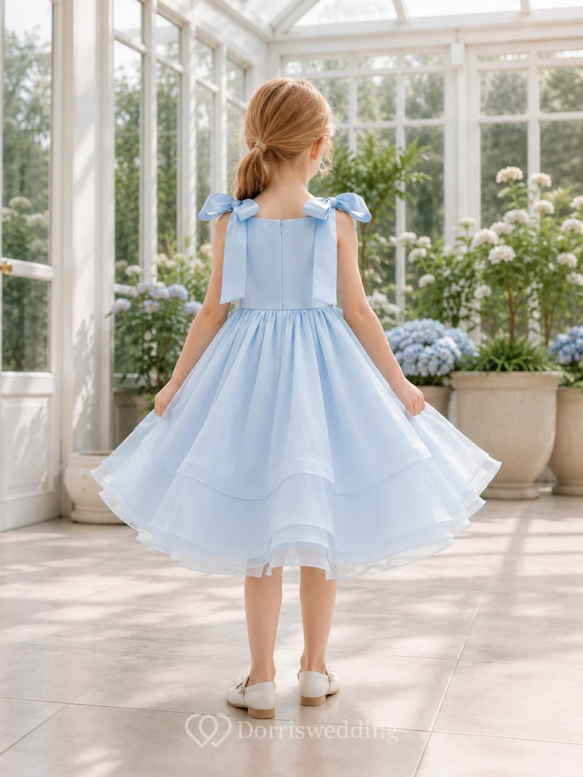 Robe de demoiselle d'honneur bleu ciel en mousseline de soie, coupe trapèze, col carré et nœud dans le dos. view 2