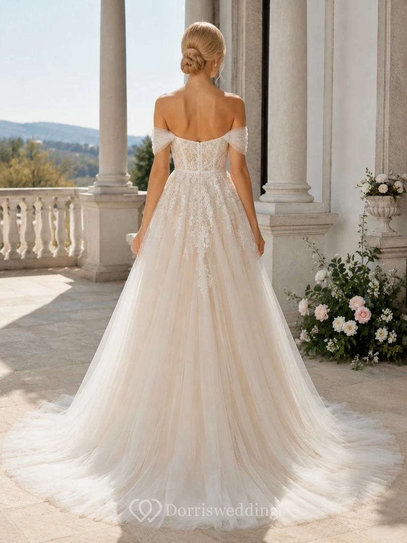 Robe de mariée princesse en tulle et dentelle, épaules dénudées, traîne empire view 2