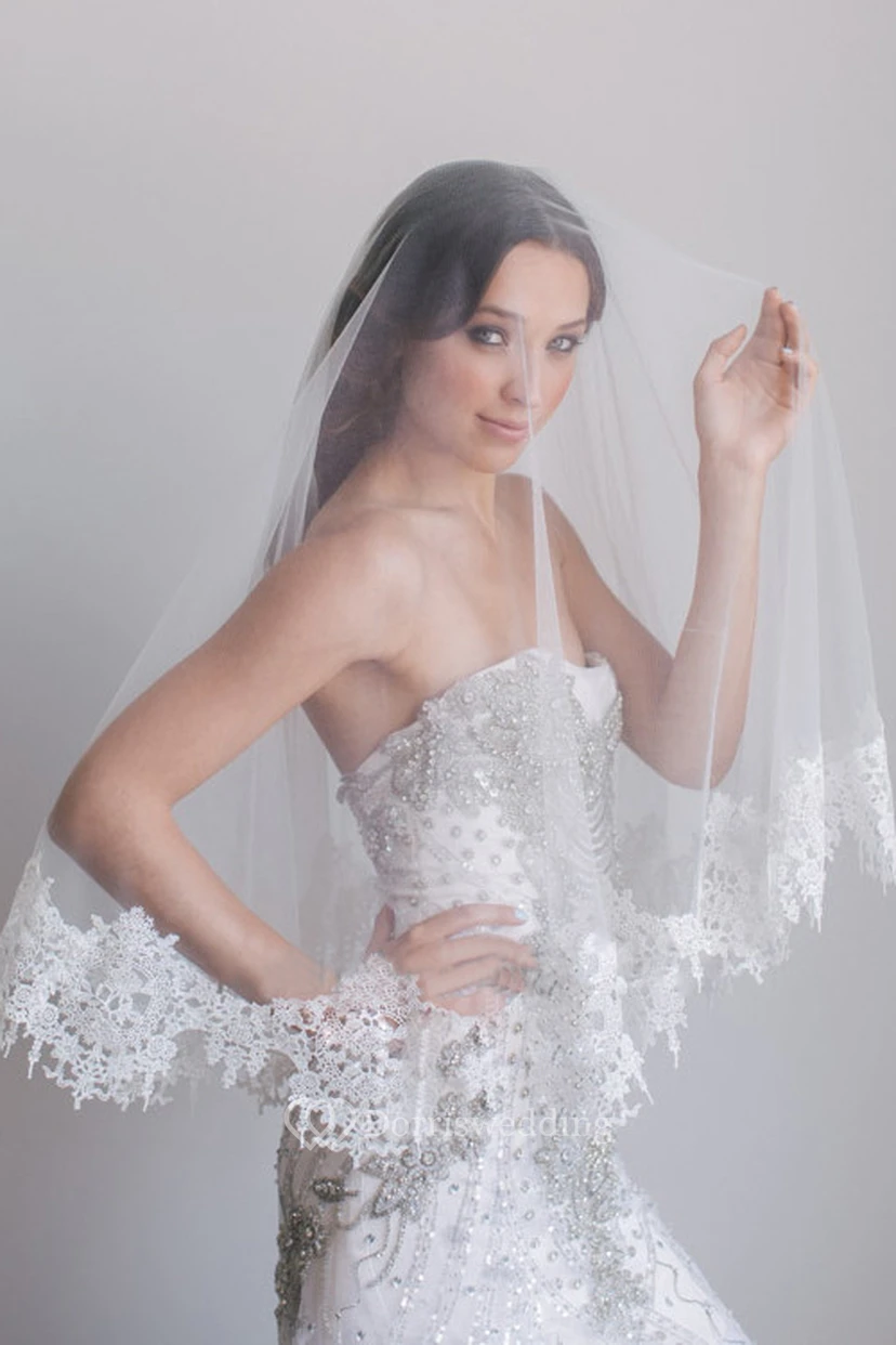 Retro Elbow Bridal Veil with Lace Applique