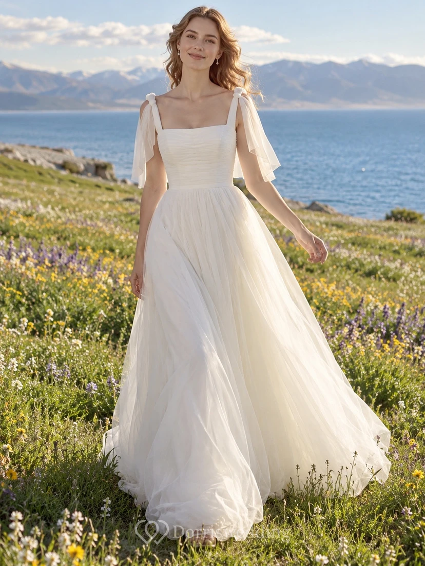 Vestido de novia sencillo de tul con escote cuadrado y mangas cortas con abertura