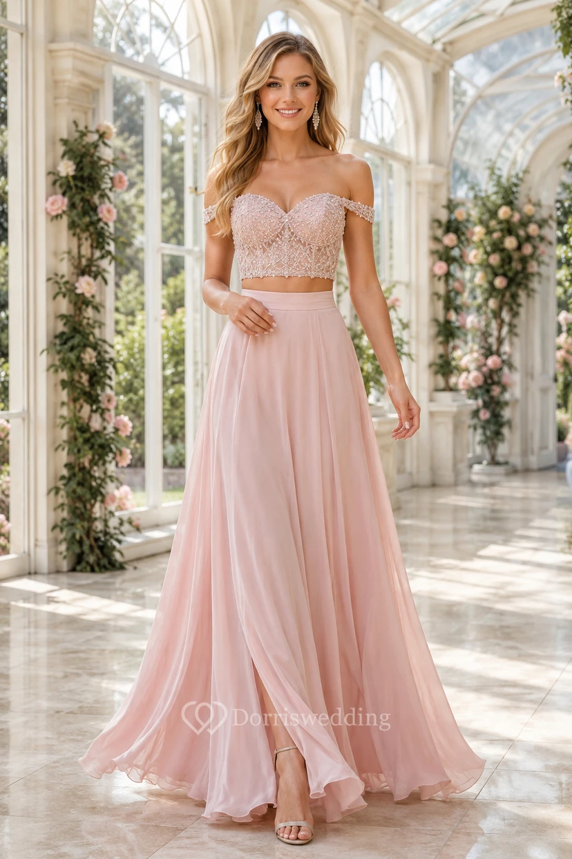 Vestido largo de dos piezas color rosa empolvado con top de encaje y falda de gasa suave.