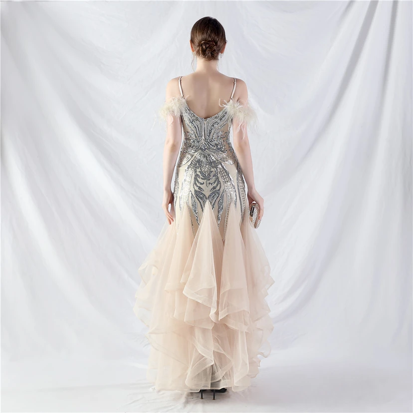 Robe de danse artisanale en filet rigide orné de plumes d'autruche, de perles et de fleurs, confectionnée en maille. view 64