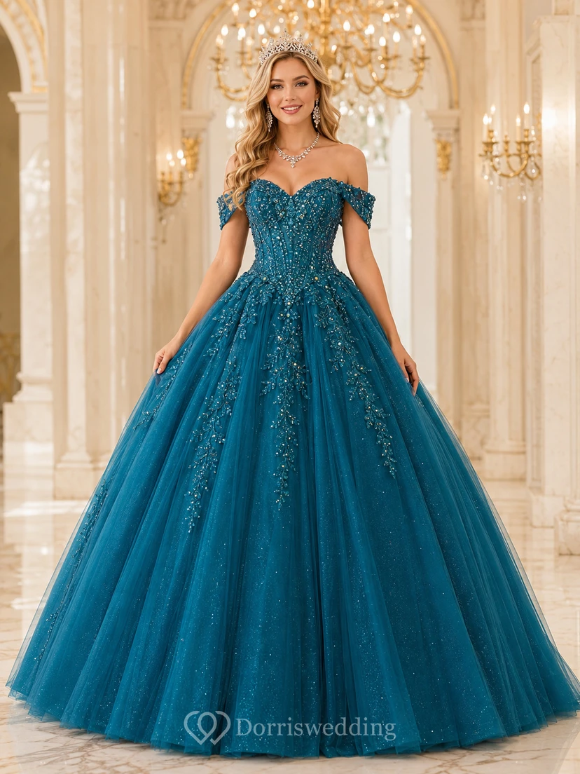Vestido de quinceañera de lujo de tul con mangas cortas y hombros descubiertos, estilo pavo real color verde azulado.