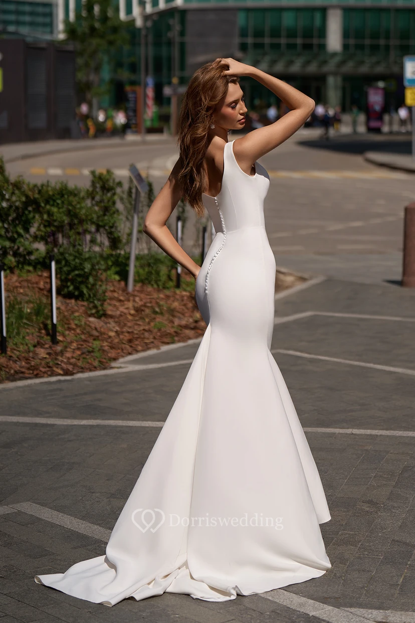 Robe de mariée simple en satin uni, sans bretelles, dos nu en V plongeant et traîne. view 2