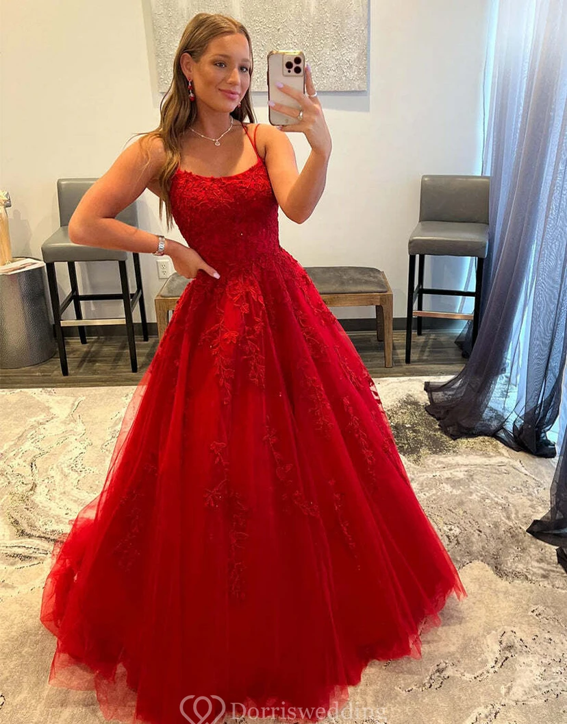 Ballkleid mit roter Spitzenapplikation
