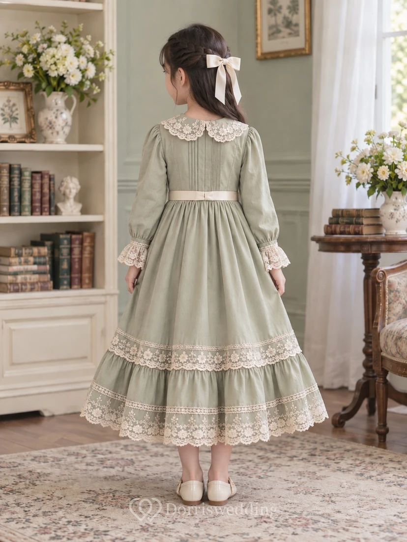 Knöchellanges, langärmeliges Vintage-Kleid in Salbeigrün mit A-Linien-Schnitt, Spitzenmanschetten, Peter-Pan-Kragen und Bündchen am Saum – ein perfektes Blumenmädchenkleid. view 2