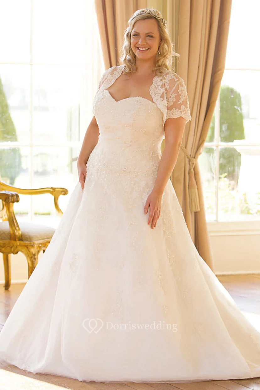 Vestidos de novia de talla grande con escote corazón, manga corta y encaje, con efecto ilusión.