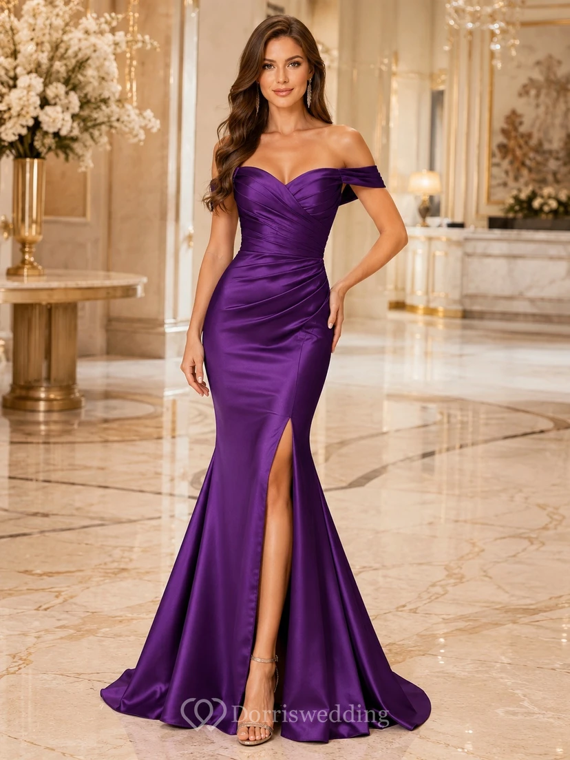 Pflaumenfarbenes, schulterfreies, gerafftes Abendkleid aus Stretch-Satin mit Meerjungfrauenschnitt und Schleppe in Meerjungfrauenform