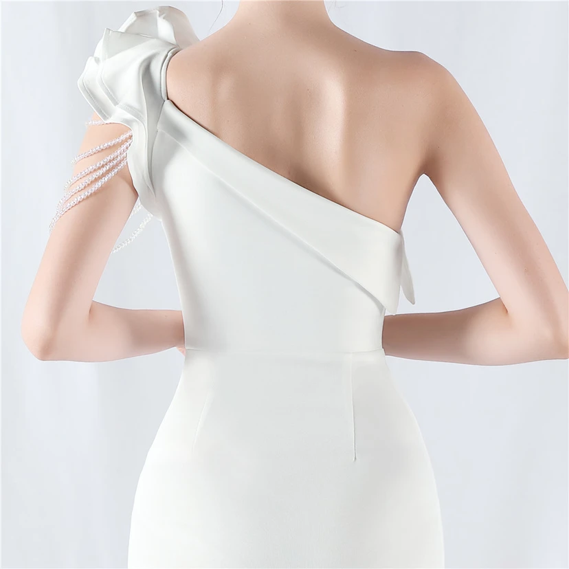 Vestido de noche con cuello oblicuo, hombros con estampado de hojas de loto, bordado artesanal y diamantes, ideal para la celebración de la reunión anual. view 56