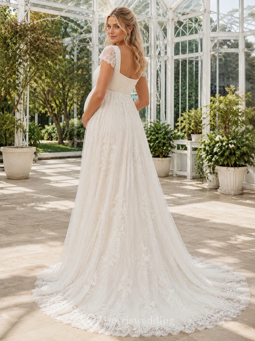 Vestido de novia bohemio premamá con cuello cuadrado, mangas cortas de encaje y cola de capilla estilo imperio. view 2