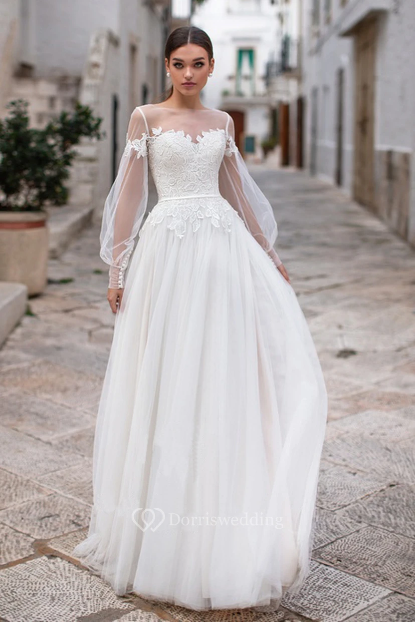 Elegante vestido de novia de corte A, largo hasta el suelo, con mangas largas y escote barco, apliques y pliegues.