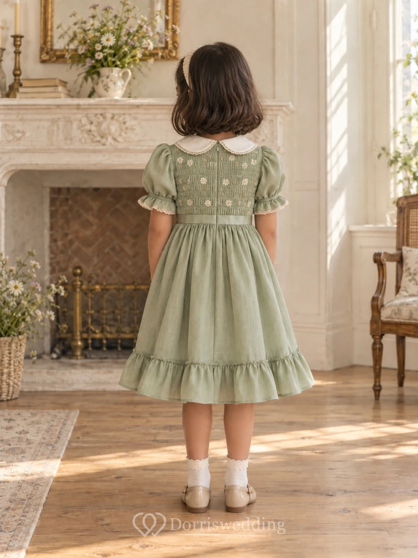 Vestido de niña de flores vintage color verde salvia, corte en A, mangas abullonadas, corpiño floral, bajo con volantes y cuello Peter Pan, hasta la rodilla. view 2