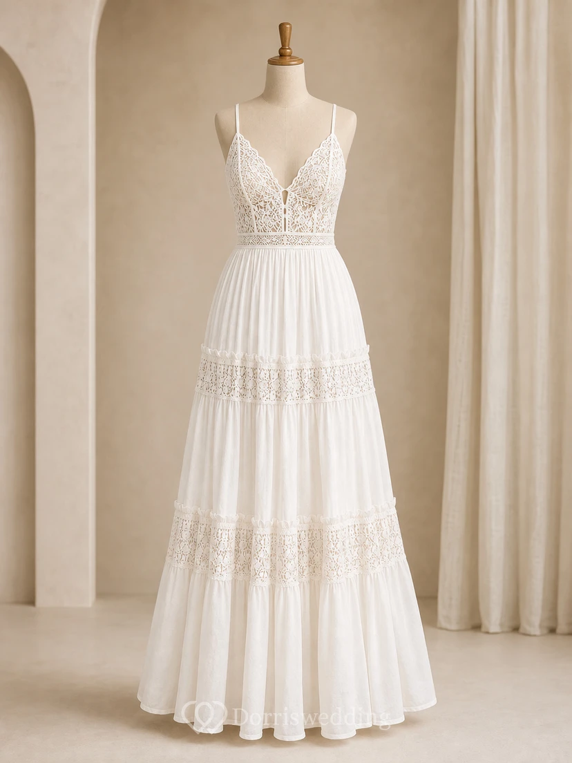 Robe de mariée bohème de plage avec bretelles spaghetti, corsage en dentelle et jupe longue à volants view 7