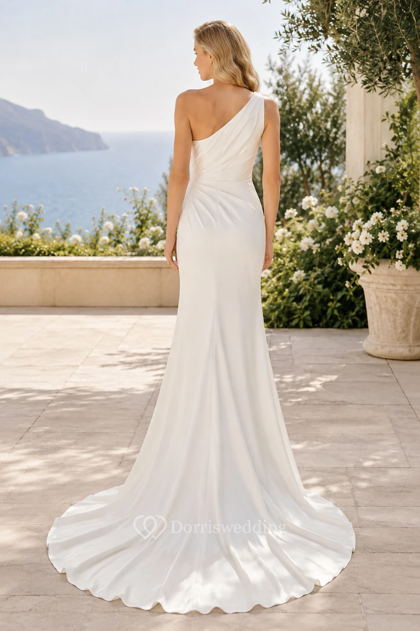 Robe de mariée sirène en satin, asymétrique, sans manches, à traîne. view 2