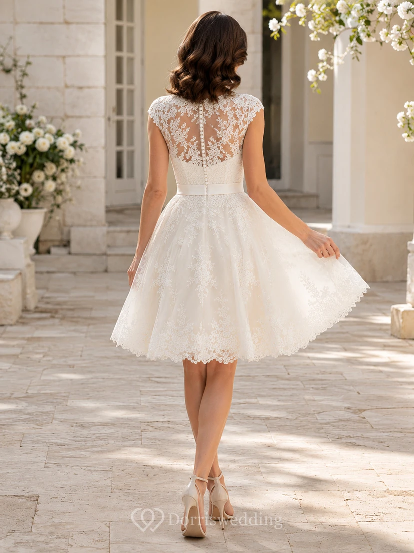 Robe de mariée élégante à col montant, manches courtes et dentelle illusion, longueur genou view 2