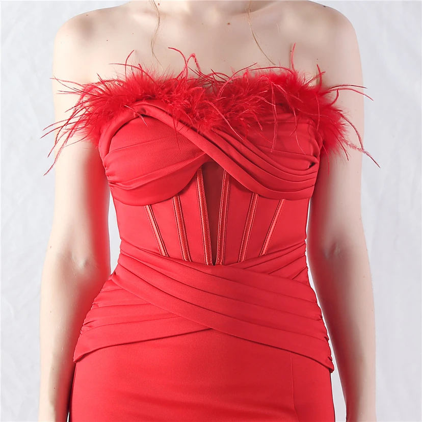 Fischgrätmusterweste, tailliertes Satinkleid mit Faltenwurf, handgefertigtes High-End-Abendkleid mit Straußenfedern view 44