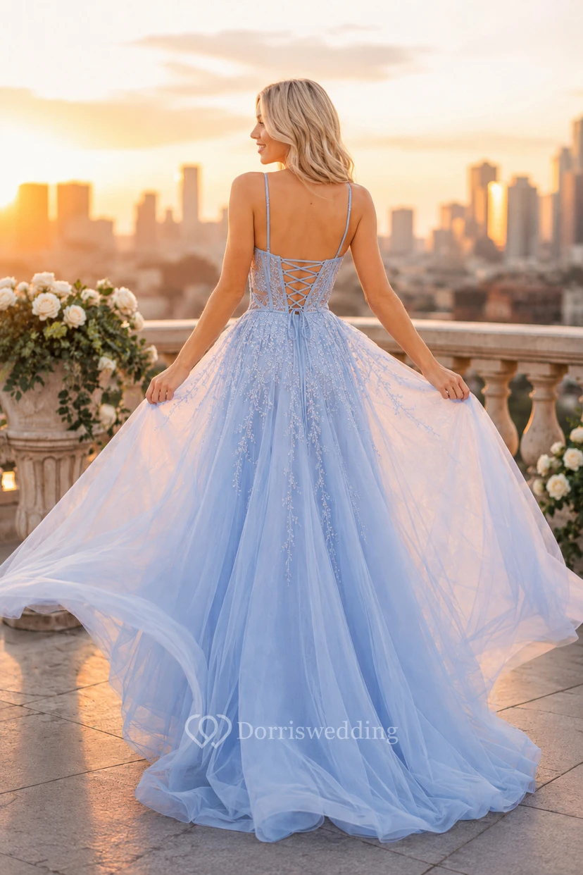 Himmelblaues Tüll-Abendkleid mit Spaghettiträgern, Schnürung hinten und Schlitz vorne. view 2